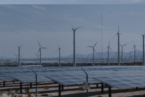 Tecnologia sustentável, fazenda solar e energia eólica como exemplos que ajudam no impacto ambiental.