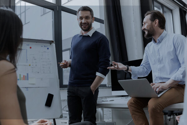 Gamificação no ambiente de trabalho. Pessoas em roda discutindo suas ideias.