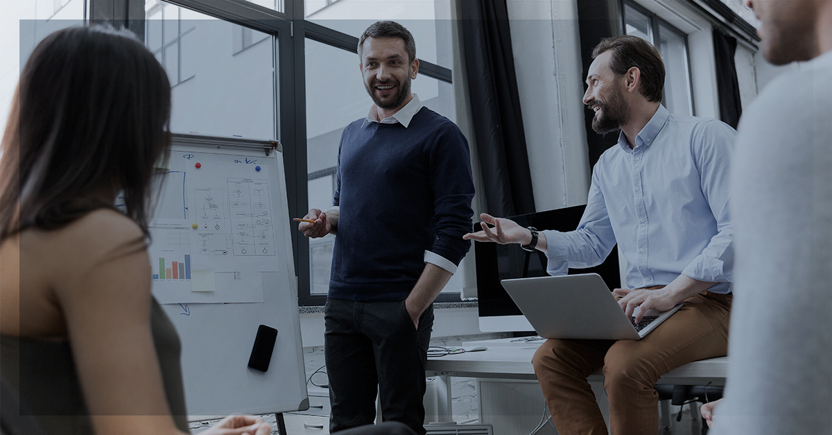 Gamificação no ambiente de trabalho. Pessoas em roda discutindo suas ideias.