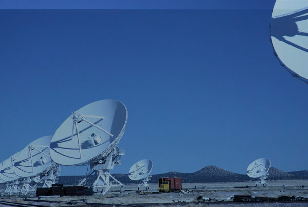 Grandes antenas de telecomunicação em uma região isolada