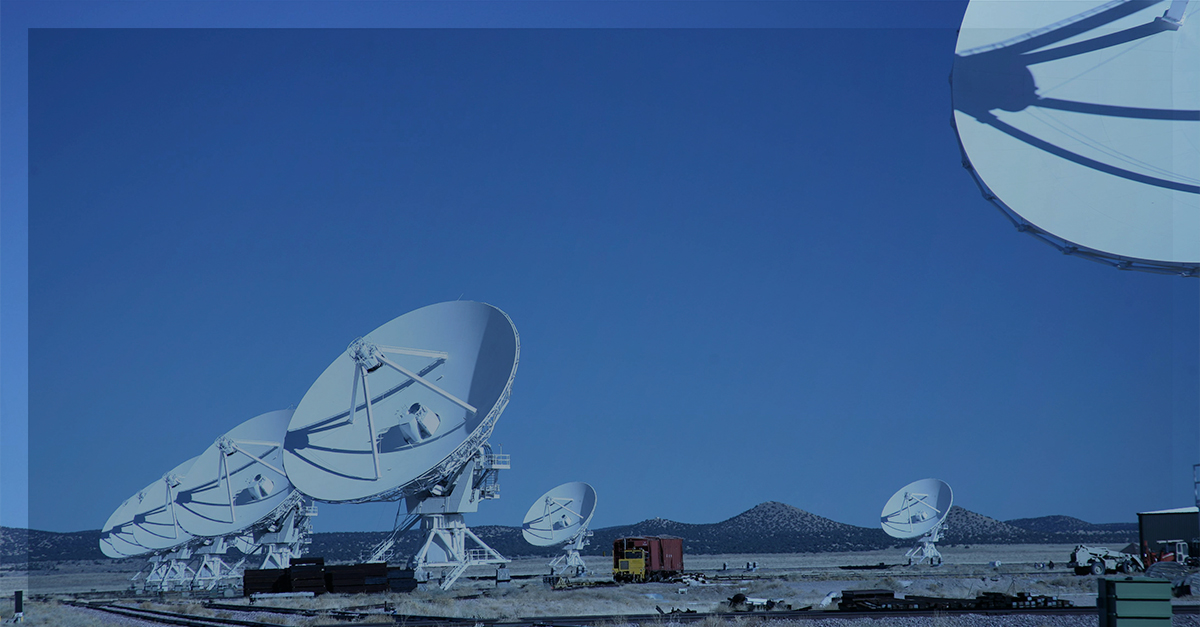 Grandes antenas de telecomunicação em uma região isolada