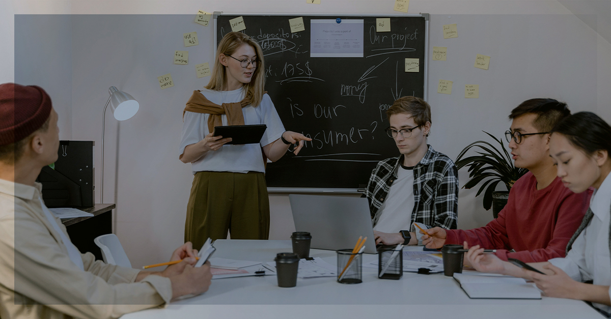 Jovens reunidos discutindo negócios