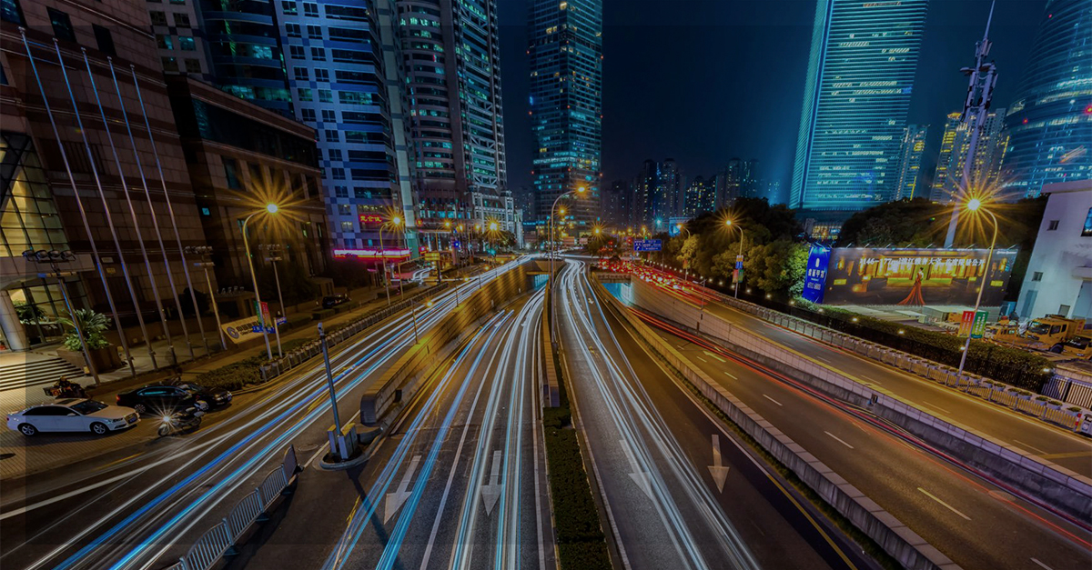 Imagem de uma cidade em movimento, representando a gestão urbana e conectividade.