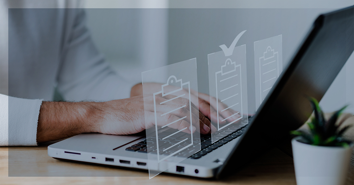 Pessoa digitando em um notebook com ícones transparentes de checklists flutuando à frente da tela, simbolizando digitalização e organização de documentos.
