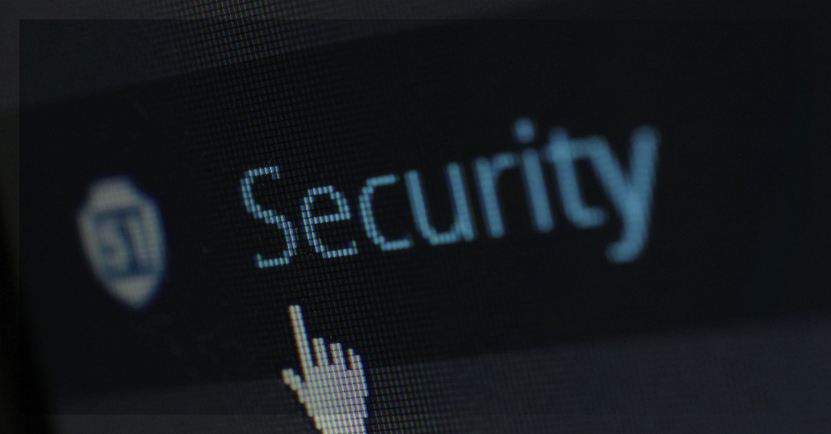 Close na tela de um computador exibindo a palavra “Security” com ícone de escudo e cursor, simbolizando segurança da informação e proteção de dados pessoais.