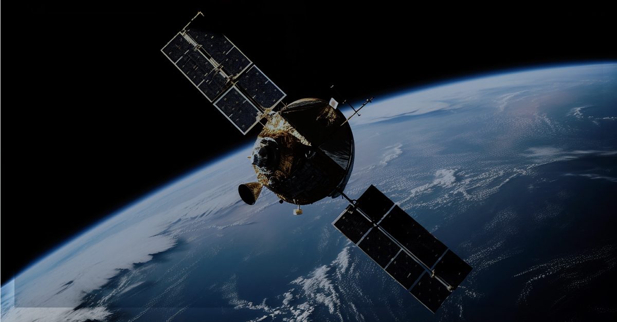 Satélite em órbita da Terra visto do espaço, ilustrando a transmissão de dados entre continentes por meio de comunicação de dados via satélite.