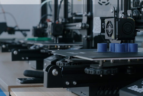 Impressora 3D fabricando peças plásticas em ambiente industrial, representando a aplicação da impressão 3D na modernização da cadeia de suprimentos.