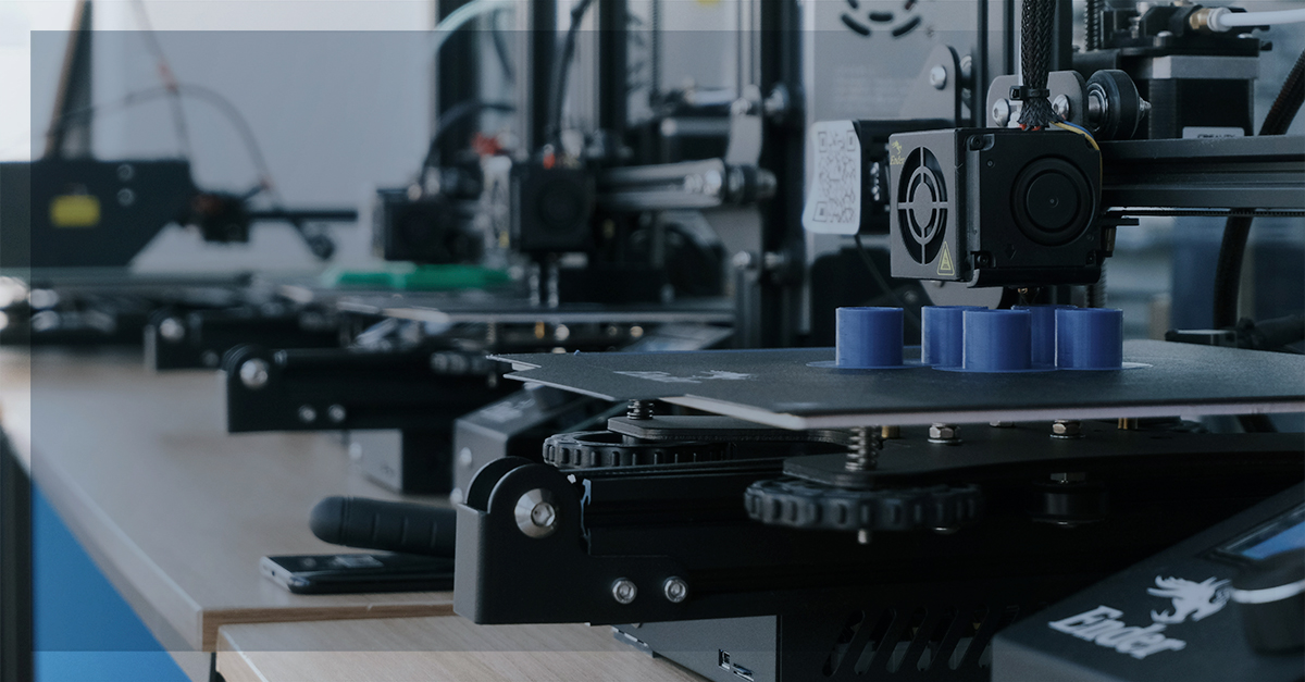 Impressora 3D fabricando peças plásticas em ambiente industrial, representando a aplicação da impressão 3D na modernização da cadeia de suprimentos.